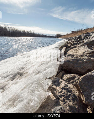 Eis und Felsen Fluss in Umea, Schweden Stockfoto