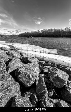 Eis und Felsen Fluss in Umea, Schweden Stockfoto