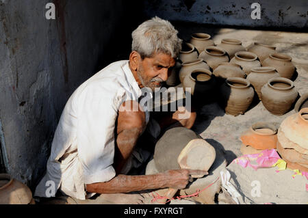 Ein Töpfer arbeitet in dem Straßenmarkt in Udiapur, Rajasthan, Nordindien. Stockfoto