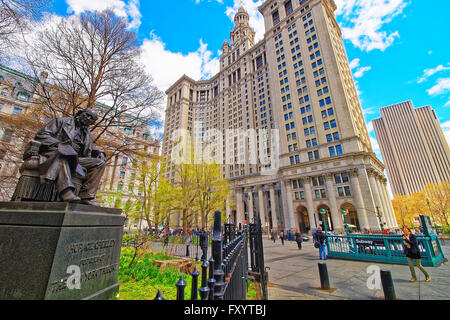 NEW YORK, USA - 24. April 2015: Horace Greeley Statue in City Hall Park und Manhattan Municipal Building und Touristen auf dem Hintergrund in Lower Manhattan in New York, USA Stockfoto