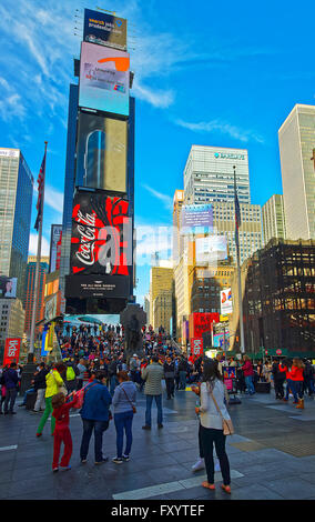 NEW YORK, USA – 25. April 2015: Schnittpunkt der 7th Avenue und West 44th Street und Broadway in Midtown Manhattan, New York, USA. Es ist der Times Square. Touristen auf Stockfoto