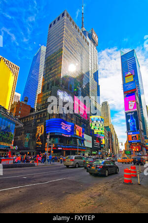 NEW YORK, USA – 25. April 2015: Schnittpunkt der 7th Avenue und West 44th Street und Broadway in Midtown Manhattan, New York, USA. Touristen auf Stockfoto