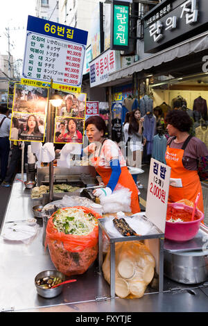 Zwei Frauen in einem Speiselokal Marktstand, Gukje Markt, Busan, Südkorea Stockfoto