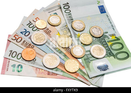 Europäische Währung. Euro-Banknoten mit verschiedenen Münzen. Stockfoto