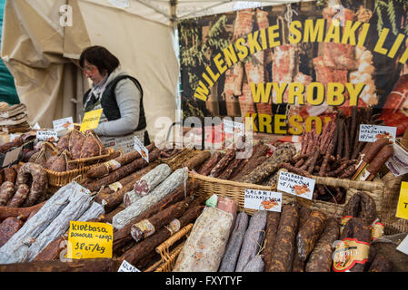 Polnische Würstchen auf traditionellen Lebensmittelmarkt in Warschau, Polen Stockfoto