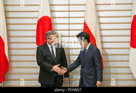 Ehemaliger Präsident von Polen Bronislaw Komorowski schüttelt die Hand mit Premierminister von Japan Shinzo Abe in Tokio im Februar 2015 Stockfoto