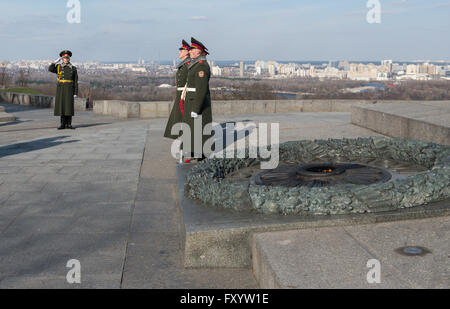 Ehrenwache vor Herrlichkeit Obelisk und Grab des unbekannten Soldaten im Park des Ruhmes in Kiew, Ukraine Stockfoto