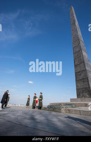 Polnische Präsident Bronislaw Komorowski vor Herrlichkeit Obelisk der Park des Ruhmes in Kiew, Ukraine bei Besuch am 8. April 2015 Stockfoto