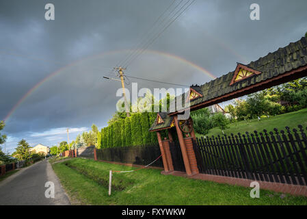 Regenbogen über dem kleinen Dorf in Masowien (Mazowsze) Region, Woiwodschaft Masowien, Polen Stockfoto