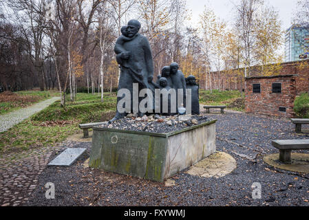 Denkmal von Janusz Korczak (Henryk Goldszmit) mit Kindern auf Warschau jüdischen Friedhof an der Okopowa Street in Warschau, Polen Stockfoto