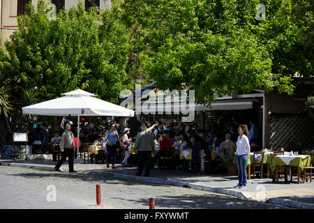 Restaurants, Caffe Geschäften und Tavernen aufgereihten unter den Bäumen Schatten in Panagia Bezirk, Karaoli quadratisch, Bucht Kavala, Griechenland Stockfoto