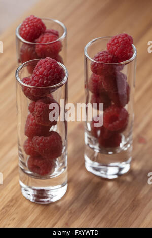 Viele Himbeeren in Long Shot Gläser Stockfoto