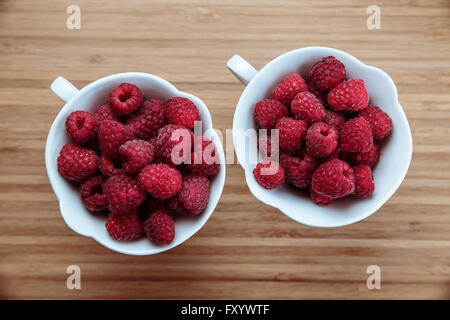 Viele Himbeeren in weißer Teetassen Stockfoto