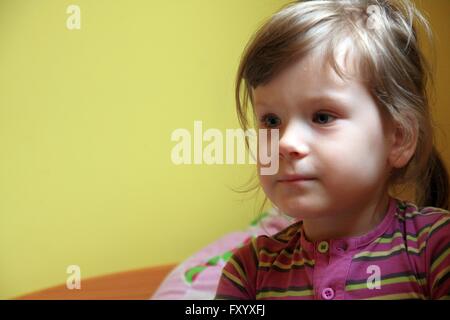 Niedliche kleine Mädchen Potrait, gelbe Hintergrund, natürliche Stockfoto