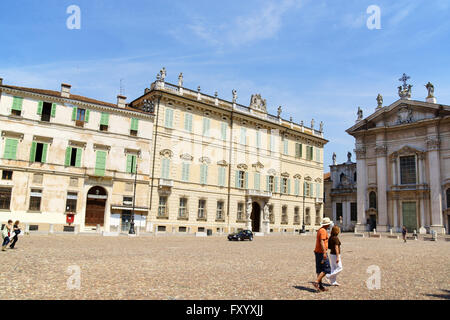 Mantua, Italien - 15. Juni 2013: Blick auf Sankt-Peter-Kathedrale (Duomo di Mantova) und Piazza Sordello in der historischen Innenstadt Stockfoto