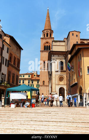 Mantua, Italien - 15. Juni 2013: Einblick in Kräuter-Platz und Haus des Kaufmanns im historischen Zentrum, Mantua, Italien. Ich Stockfoto