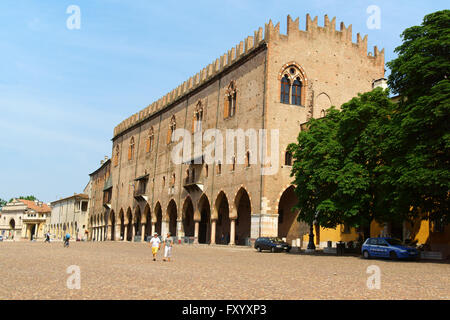 Mantua, Italien - 15. Juni 2013: The Captain in Piazza Sordello, errichtet von Paolo Bonacolsi zu Jahresbeginn die 14 t Stockfoto