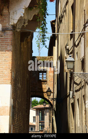 Mantua, Italien - 15. Juni 2013: Einblick in alte Straße und Gebäude in der Nähe von Piazza Sordello im historischen Zentrum, Mantua, ich Stockfoto