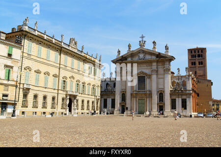 Mantua, Italien - 15. Juni 2013: Blick auf Sankt-Peter-Kathedrale (Duomo di Mantova) und Piazza Sordello in der historischen Innenstadt Stockfoto