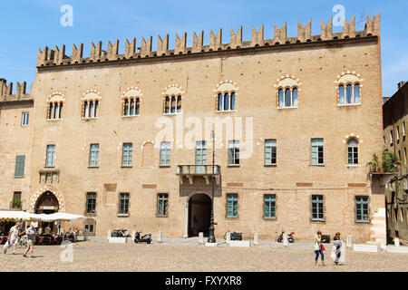 Mantua, Italien - 15. Juni 2013: Palazzo Castiglioni Bonacolsi in Piazza Sordello, Mantua, Italien. Einige Leute herum. Stockfoto