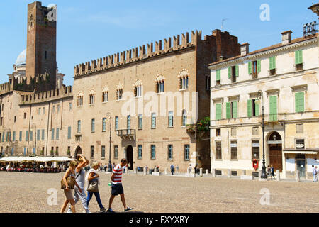 Mantua, Italien - 15. Juni 2013: Piazza Sordello, Mantua, Italien. Einige Leute herum. Im Hintergrund Torre della Gabbia (Käfig Stockfoto