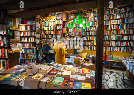 Paris Buchhandlung, Ansicht von Menschen surfen im berühmten Shakespeare und Company Book Shop (auch als City Lights Bookshop bekannt), Paris, Frankreich Stockfoto