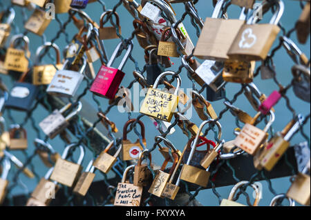 Paris, Blick auf Liebesschlösser an der Pont des Arts - eine Brücke über die seine im Zentrum von Paris - Frankreich. Stockfoto