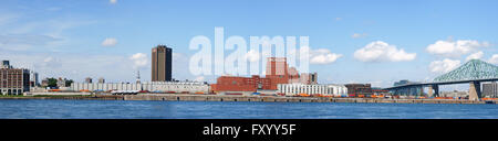 Montreal, Kanada - 9. August 2008: Skyline von Montreal Ost Ansicht von Saint Helens Insel Montreal, Quebec, Kanada. Stockfoto