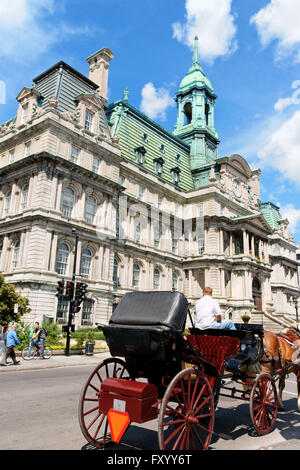 Montreal, Kanada - 19. August 2008: Montreal Rathaus (Hotel de Ville de Montreal) mit seiner Kupferdach und einem Gig mit Pferd. Stockfoto