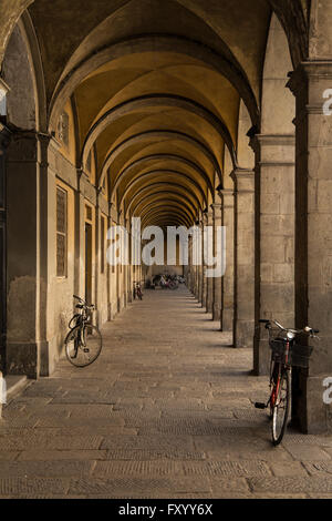 A Street View unter Torbögen in Lucca, Toskana Stockfoto