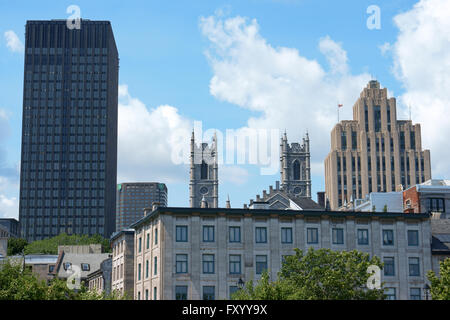 Montreal, Kanada - 26. Juli 2008: Einblick in der Innenstadt von Montreal mit Aldred Gebäude auf der rechten Seite und Kathedrale Notre-Dame Stockfoto