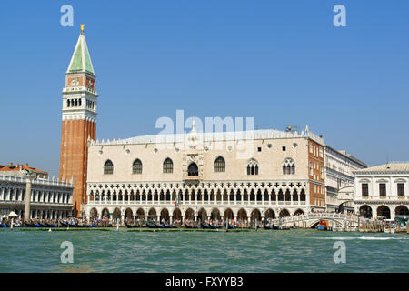 Venedig, Italien - 21. August 2012: Dogenpalast (Palazzo Ducale) und Markusplatz Glockenturm (Campanile di San Marco) Stockfoto