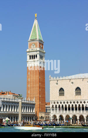 Venedig, Italien - 21. August 2012: Dogenpalast (Palazzo Ducale) und Markusplatz Glockenturm (Campanile di San Marco) Stockfoto