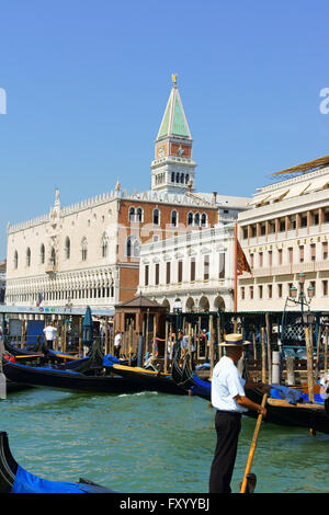 Venedig, Italien - 21. August 2012: Dogenpalast (Palazzo Ducale) und Markusplatz Glockenturm (Campanile di San Marco) Stockfoto