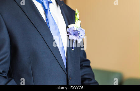 Wundervolle Hochzeit Boutonniere auf ein Kostüm der Bräutigam Nahaufnahme Stockfoto