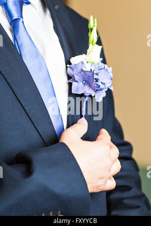 Wundervolle Hochzeit Boutonniere auf ein Kostüm der Bräutigam Nahaufnahme Stockfoto