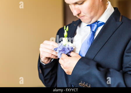 Wundervolle Hochzeit Boutonniere auf ein Kostüm der Bräutigam Nahaufnahme Stockfoto