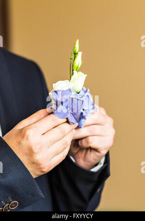 Wundervolle Hochzeit Boutonniere auf ein Kostüm der Bräutigam Nahaufnahme Stockfoto