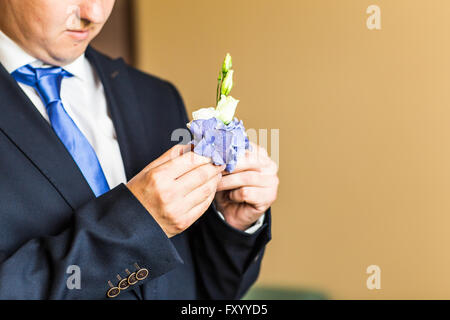 Wundervolle Hochzeit Boutonniere auf ein Kostüm der Bräutigam Nahaufnahme Stockfoto