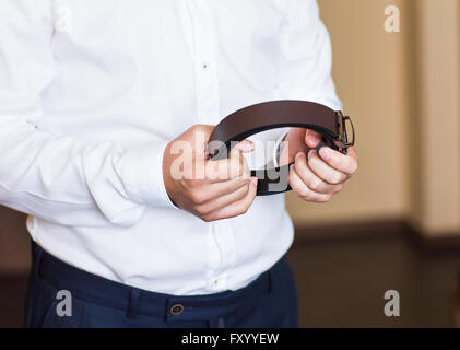 Mann mit Gürtel-Nahaufnahme Stockfoto