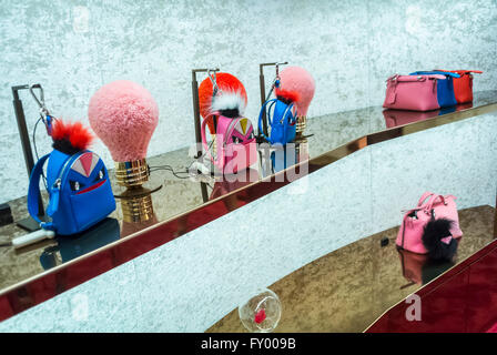 Paris, Frankreich, Produktauslage, Accessoires für Frauen kleine Handtaschen in Luxusgeschäften, Fendi, Modedesignerin, im Kaufhaus der Galerien Lafayette, Haute Couture Accessoires Stockfoto