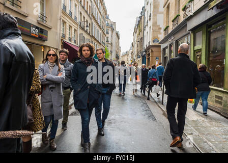 Paris, Frankreich, große Menschenmenge, Shopping, im Marais, an der geschäftigen Straße in den Geschäften der Stadt, Zentrum von paris, Straße paris tagsüber Stockfoto