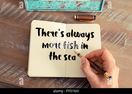 Handschriftliche Zitat gibt es immer mehr Fische im Meer als inspirierende Konzept Bild Stockfoto