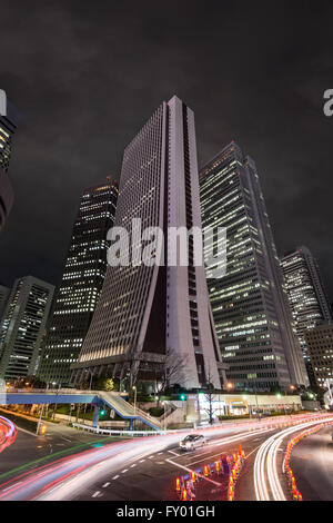 Ansicht der Wolkenkratzer Nisei-Shinjuku nachts, Tokyo, Japan Stockfoto