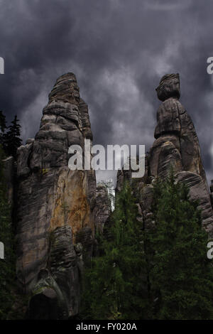 Zwei Felsen mit den dramatischen stürmischen Wolken im Hintergrund. Nationalpark von Adersbach-Teplice Felsen. Felsenstadt. Tschechische Republik Stockfoto