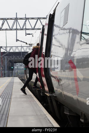 Ein Fahrgast tritt den Arriva DB Cross Country-Service von Manchester Piccadilly nach Bristol Temple Meads in Stafford Stockfoto