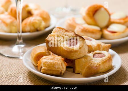 Vielzahl von Vorspeisen und Pizzette auf Platte Stockfoto