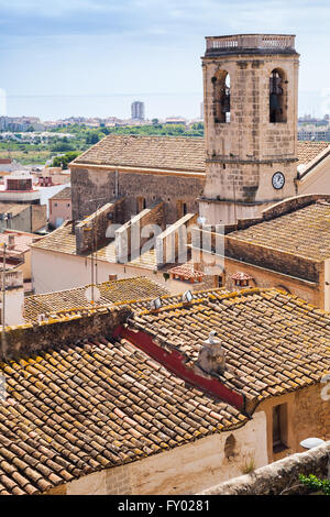 Vertikale Stadtbild des spanischen resort Stadt Calafell im Sommer. Glockenturm und roten Kacheln Dächer in der Altstadt Stockfoto