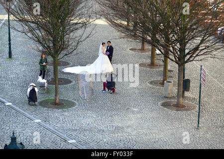 Prag, Tschechische Republik. Japanische Modelle posieren für eine Hochzeit zu schießen in Na Kampe, gesehen Frrom Karlsbrücke Stockfoto