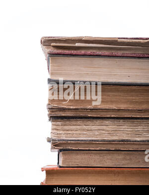 Gut getragen Haufen oder Stapel von vergilbten Büchern mit Cover und Seiten Blick geradeaus auf einen weißen Hintergrund. Stockfoto